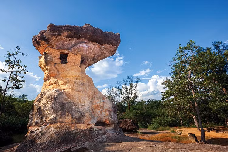 Quần thể đá sa thạch có hình dạng kỳ lạ. Công viên Lịch sử Phu Phra Bat nổi tiếng với hàng loạt khối đá sa thạch bị xói mòn qua hàng triệu năm, tạo thành những cột đá, mái đá và tảng đá chồng lên nhau có hình dạng rất đặc biệt. Nhiều khối đá trông giống như những chiếc nấm khổng lồ hoặc mái nhà tự nhiên giữa rừng. Ảnh: fahthaimag.com.