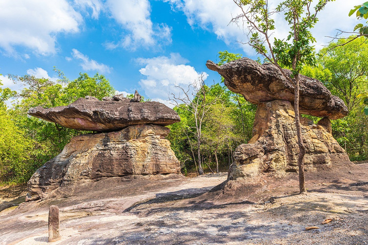 Từng là nơi thực hành tôn giáo cổ xưa. Ngoài các dấu tích tiền sử, Phu Phra Bat còn chứa nhiều di tích tôn giáo cổ như tượng Phật, bệ thờ và các công trình đá nhỏ. Những dấu vết này cho thấy khu vực từng được sử dụng làm nơi hành lễ hoặc thiền định của các cộng đồng Phật giáo trong quá khứ. Ảnh: agoda.com.