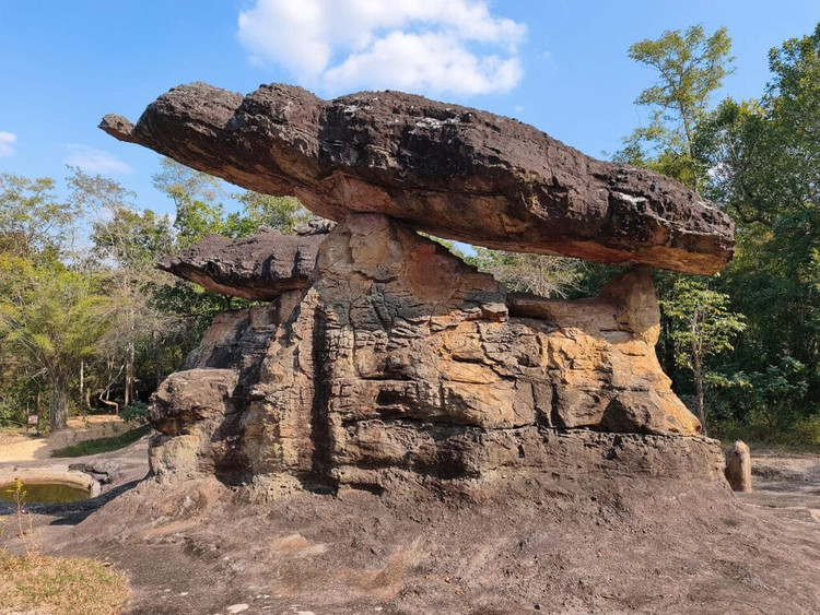 Được công nhận là di sản thế giới. Nhờ giá trị nổi bật về khảo cổ học và cảnh quan văn hóa, Công viên Lịch sử Phu Phra Bat đã được UNESCO công nhận là Di sản Thế giới. Danh hiệu này giúp nâng cao nhận thức về tầm quan trọng của việc bảo tồn các di tích cổ trong khu vực. Ảnh: maratnomad.com.