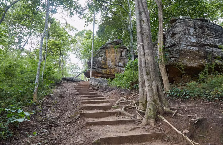 Liên quan đến nhiều truyền thuyết dân gian Thái Lan. Nhiều địa điểm trong công viên gắn với truyền thuyết nổi tiếng về nàng công chúa Nang Usa và hoàng tử Pha Daeng. Các khối đá, hang động và mái đá trong khu vực thường được người dân đặt tên theo các chi tiết trong câu chuyện truyền miệng này. Ảnh: sailingstonetravel.b-cdn.net.