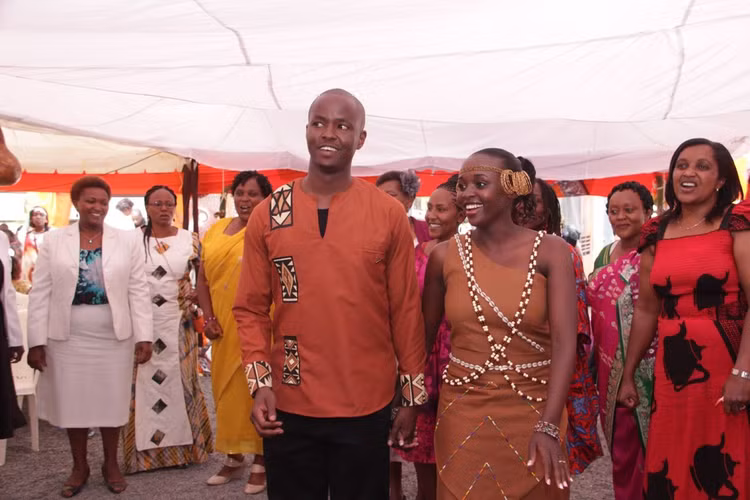 Đang thích nghi với xã hội hiện đại. Dù giữ gìn truyền thống, nhiều người Kikuyu ngày nay sống tại đô thị và tham gia vào các lĩnh vực kinh tế hiện đại. Ảnh: Pinterest.