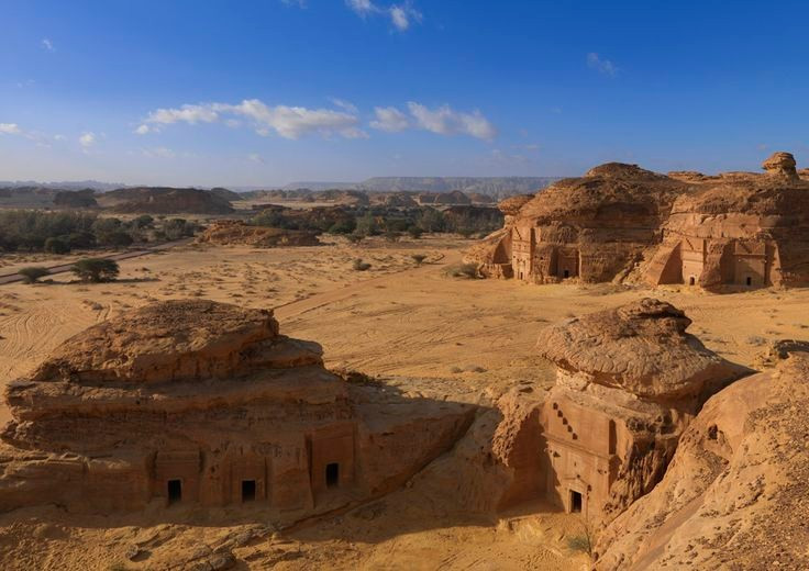Điểm đến du lịch mới nổi. Ngày nay, Hegra đang được phát triển thành điểm du lịch văn hóa nổi bật, thu hút du khách với cảnh quan sa mạc hùng vĩ và giá trị lịch sử độc đáo. Ảnh: Pinterest.