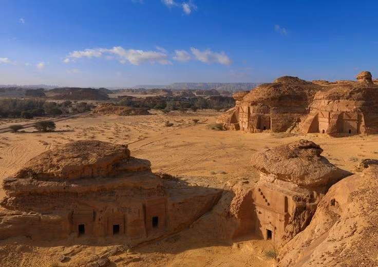 Điểm đến du lịch mới nổi. Ngày nay, Hegra đang được phát triển thành điểm du lịch văn hóa nổi bật, thu hút du khách với cảnh quan sa mạc hùng vĩ và giá trị lịch sử độc đáo. Ảnh: Pinterest.