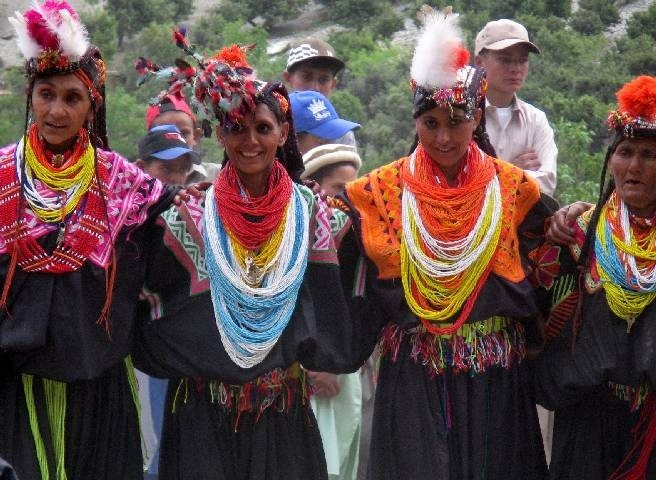 Quan niệm đặc biệt về sự thuần khiết. Văn hóa Kalasha phân chia rõ ràng giữa “thuần khiết” và “không thuần khiết” trong không gian sống và nghi lễ. Ví dụ, phụ nữ khi sinh nở sẽ ở trong nhà riêng gọi là bashali cho đến khi hoàn tất nghi thức thanh tẩy. Ảnh: Pinterest.