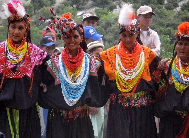 Quan niệm đặc biệt về sự thuần khiết. Văn hóa Kalasha phân chia rõ ràng giữa “thuần khiết” và “không thuần khiết” trong không gian sống và nghi lễ. Ví dụ, phụ nữ khi sinh nở sẽ ở trong nhà riêng gọi là bashali cho đến khi hoàn tất nghi thức thanh tẩy. Ảnh: Pinterest.