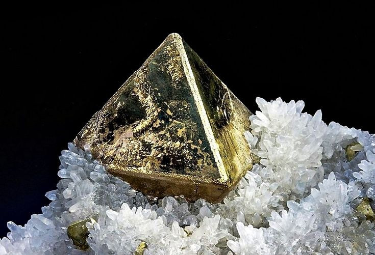 Tính chất phong thủy. Trong văn hóa phong thủy hiện đại, pyrite được xem là khoáng vật mang lại sự thịnh vượng, giàu có và bảo vệ khỏi năng lượng tiêu cực. Ảnh: Pinterest.