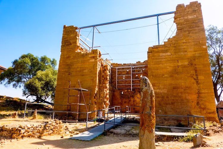 Là công trình đá cổ nhất Đông Phi. Đền Yeha được xây dựng vào thế kỷ 7 TCN bằng những khối đá ghép khít không dùng vữa. Ảnh: historyhit.com.