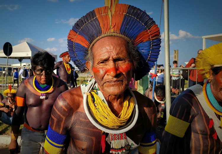 Nổi tiếng với nghệ thuật trang trí cơ thể độc đáo. Người Kayapo sử dụng màu nhuộm từ thực vật để vẽ lên cơ thể, vừa mang giá trị thẩm mỹ vừa thể hiện địa vị, độ tuổi và vai trò xã hội. Ảnh: kayapo.org.