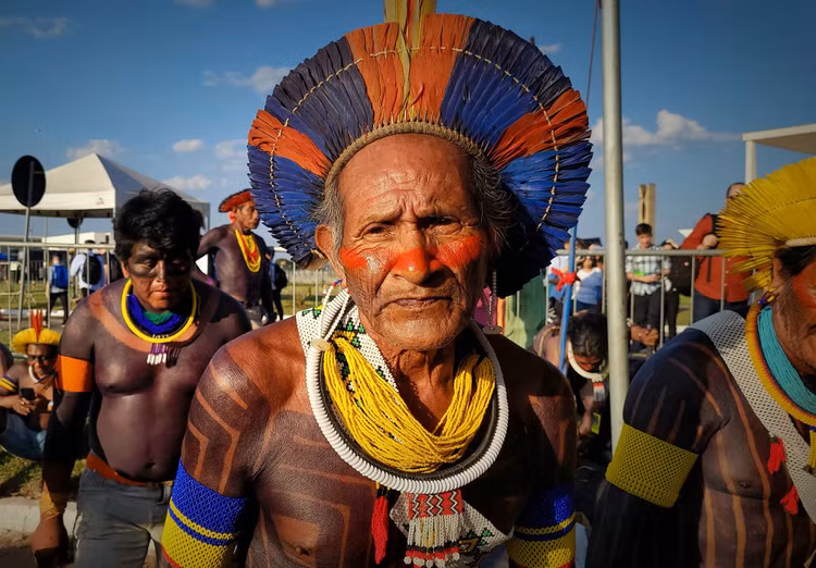 Nổi tiếng với nghệ thuật trang trí cơ thể độc đáo. Người Kayapo sử dụng màu nhuộm từ thực vật để vẽ lên cơ thể, vừa mang giá trị thẩm mỹ vừa thể hiện địa vị, độ tuổi và vai trò xã hội. Ảnh: kayapo.org.