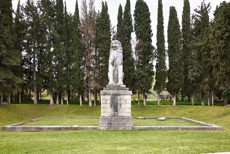 Ngôi mộ tập thể của họ được phát hiện vào thế kỷ 19. Di tích này được gọi là “Mộ Sư tử” ở Chaeronea, Hy Lạp. Ảnh: wixstatic.com.