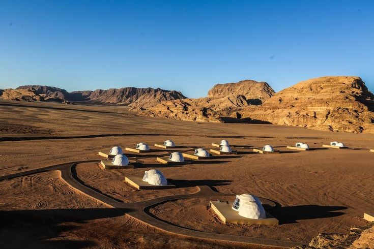 8. Trải nghiệm cưỡi lạc đà và ngủ trong lều Bedouin rất phổ biến. Du khách đến Wadi Rum thường chọn cưỡi lạc đà băng qua sa mạc và qua đêm trong lều truyền thống dưới bầu trời đầy sao. Ảnh: Pinterest.