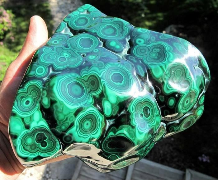 Tên gọi bắt nguồn từ tiếng Hy Lạp. Tên “malachite” xuất phát từ từ “malakos” nghĩa là “mềm” hoặc “malache” nghĩa là “cây dâm bụt” do màu sắc tương tự. Ảnh: Pinterest.