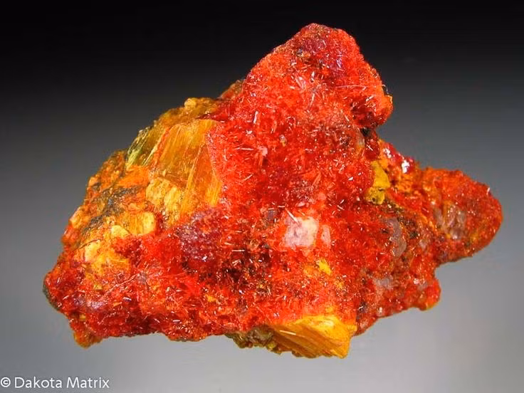 Thường hình thành trong môi trường thủy nhiệt. Khoáng vật này xuất hiện phổ biến gần các mạch quặng chứa asen, cùng với realgar, cinnabar và các khoáng vật sulfua khác. Ảnh: Pinterest.