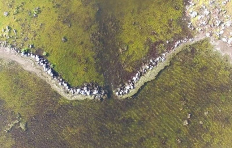Một di sản thế giới được UNESCO công nhận. Cảnh quan văn hóa Budj Bim được UNESCO công nhận là Di sản Thế giới vào năm 2019. Khu vực này nổi bật nhờ hệ thống công trình đá và kênh nước cổ đại do người thổ dân Gunditjmara xây dựng, thể hiện sự thích nghi tinh tế của con người với môi trường núi lửa và đầm lầy. Ảnh: vnpa.org.au.
