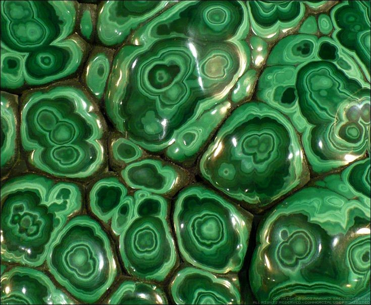 Có tính chất quang học đặc biệt. Khi cắt mài, malachite có thể thể hiện hiệu ứng chatoyant (ánh lụa) hoặc tạo cảm giác ba chiều độc đáo. Ảnh: Pinterest.