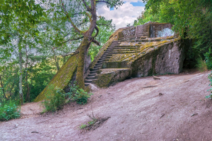 Có niên đại từ khoảng thế kỷ 7–6 TCN. Dựa trên phong cách kiến trúc và dấu tích khảo cổ, các nhà nghiên cứu cho rằng kim tự tháp Bomarzo được tạo dựng vào thời kỳ cực thịnh của nền văn minh Etruscan. Ảnh: castellotorrealfina.it.