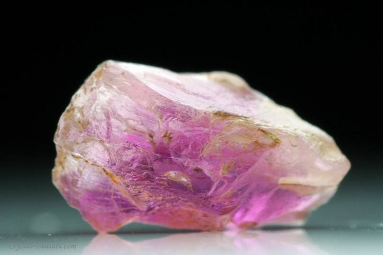 Mẫu tinh thể lớn đầu tiên được phát hiện ở Myanmar năm 2000. Nó đủ trong để được cắt mài, đánh dấu sự xuất hiện của Poudretteite trong ngành đá quý. Ảnh: safnaturel.com.