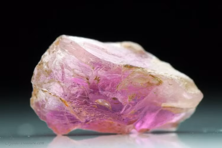 Mẫu tinh thể lớn đầu tiên được phát hiện ở Myanmar năm 2000. Nó đủ trong để được cắt mài, đánh dấu sự xuất hiện của Poudretteite trong ngành đá quý. Ảnh: safnaturel.com.