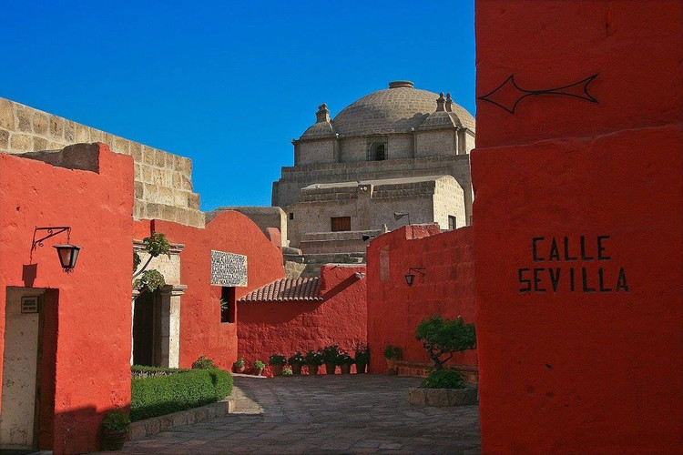 Điểm nhấn là tu viện Santa Catalina đầy màu sắc. Monasterio de Santa Catalina là một quần thể tu viện rộng lớn xây từ thế kỷ 16, với những bức tường sơn đỏ, xanh lam rực rỡ và các con hẻm nhỏ như một “thành phố thu nhỏ” giữa lòng đô thị. Ảnh: Pinterest.