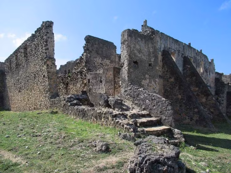 Bị tàn phá bởi người Bồ Đào Nha vào thế kỷ 16. Sự xâm lược của thực dân Bồ Đào Nha đã khiến Kilwa suy tàn, để lại phế tích rêu phong như ta thấy ngày nay. Ảnh: Pinterest.