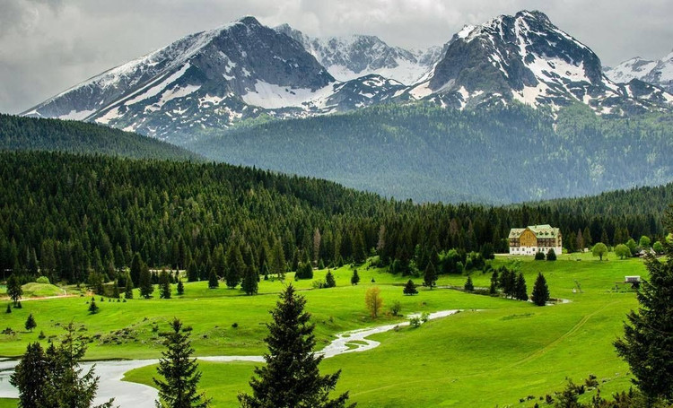 Là một trong những vườn quốc gia đẹp nhất vùng Balkan. Vườn quốc gia Durmitor nằm ở phía bắc Montenegro, nổi tiếng với địa hình núi đá vôi hiểm trở, thung lũng sâu và cảnh quan còn gần như nguyên sơ. Ảnh: Pinterest.