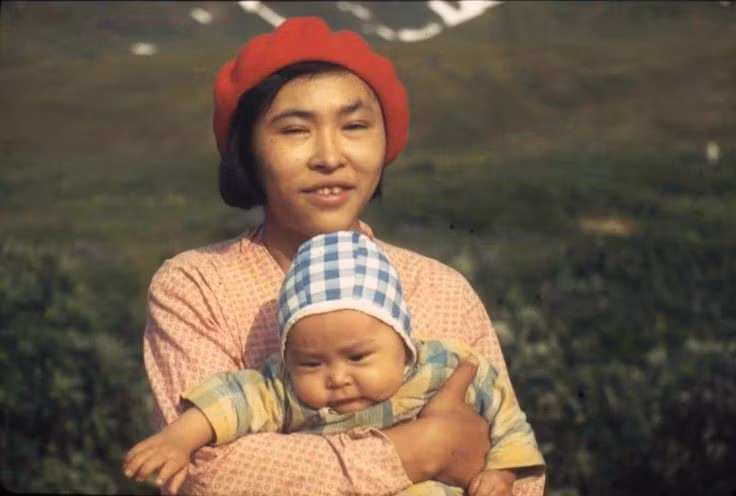 Tiếp xúc với thế giới bên ngoài sau thế kỷ 18.Sự tiếp xúc với Nga và Mỹ đã làm thay đổi sâu sắc văn hóa Aleut. Ảnh: Pinterest.