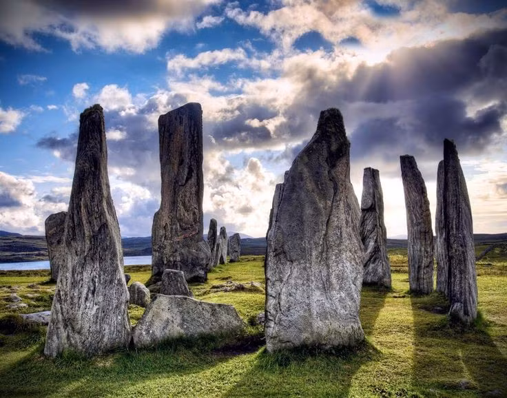 Gắn liền với truyền thuyết Celtic. Dân gian Scotland kể rằng các hòn đá là những gã khổng lồ bị biến thành đá vì từ chối theo Kitô giáo. Ảnh: Pinterest.