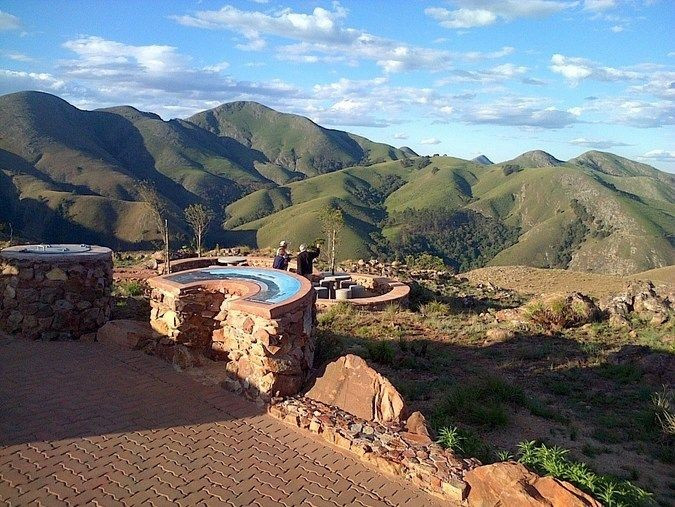 Một trong những dãy núi cổ nhất hành tinh. Makhonjwa được hình thành cách đây khoảng 3,6 tỷ năm, khiến nó trở thành một trong những cấu trúc địa chất cổ xưa nhất còn tồn tại, gần như là “bảo tàng sống” về Trái Đất nguyên thủy. Ảnh: Pinterest.