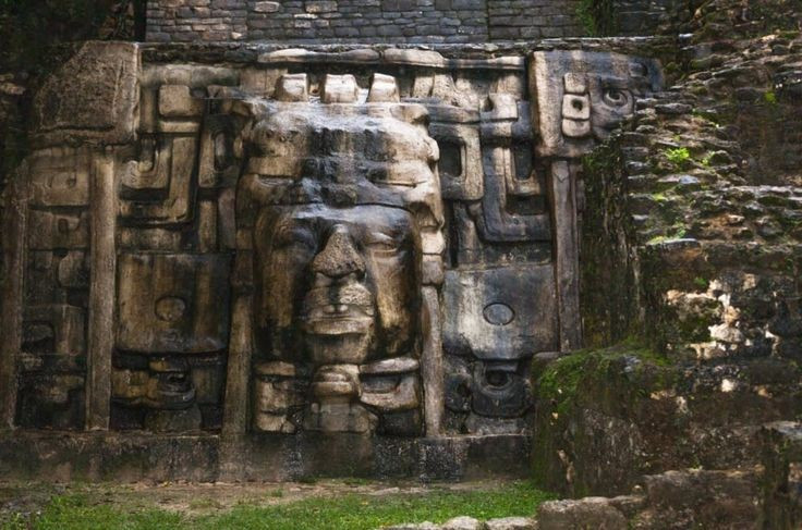 Phát triển thương mại rộng khắp. Người Olmec buôn bán ngọc xanh, obsidian, cacao và muối qua các tuyến giao thương dài, kết nối nhiều vùng của Mexico cổ đại. Ảnh: Pinterest.