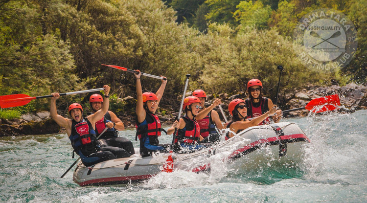 Là thiên đường cho các hoạt động mạo hiểm. Vườn quốc gia Durmitor thu hút du khách với các hoạt động trekking, leo núi, trượt tuyết mùa đông và chèo bè vượt thác trên dòng Tara xanh ngọc. Ảnh: Pinterest.