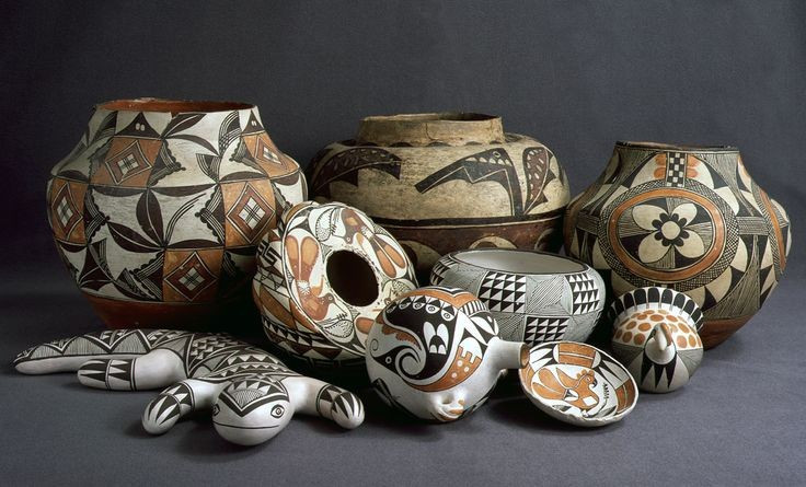 Nghệ thuật gốm phát triển cao. Đồ gốm Pueblo được quốc tế biết đến rộng rãi nhờ hoa văn đặc trưng và kỹ thuật chế tác tinh xảo. Ảnh: Pinterest.