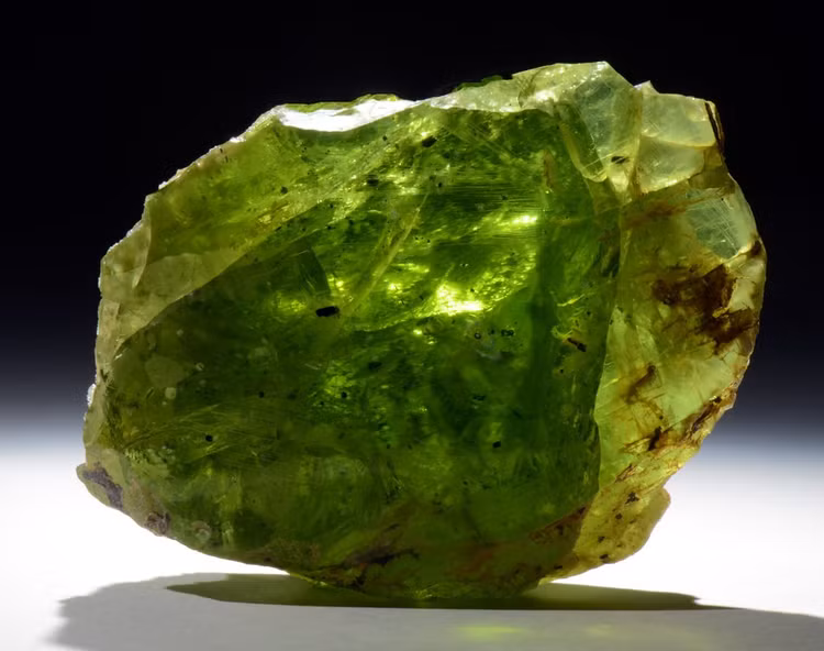 Dạng đá quý được gọi là peridot. Khi đạt chất lượng cao, olivin được cắt mài thành đá quý gọi là peridot. Loại đá này đã được sử dụng trong trang sức từ thời cổ đại và được đánh giá cao nhờ màu sắc tươi sáng. Ảnh: Flickr.