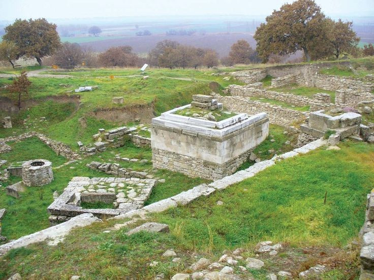 6. Thành Troy có thể không hoàn toàn bị phá hủy. Dấu tích cho thấy một số lớp thành phố chỉ bị thiệt hại cục bộ, điều này đặt lại nghi vấn về mức độ tàn phá thực sự của trận chiến. Ảnh: Pinterest.