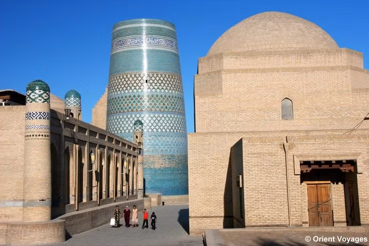 Tháp Kalta Nhỏ nổi bật. Kalta Nhỏ là ngọn tháp lùn nhưng cực kỳ ấn tượng với lớp gạch men xanh ngọc rực rỡ. Công trình được xây vào thế kỷ 19 nhưng chưa bao giờ hoàn thành như kế hoạch ban đầu. Ảnh: Pinterest.