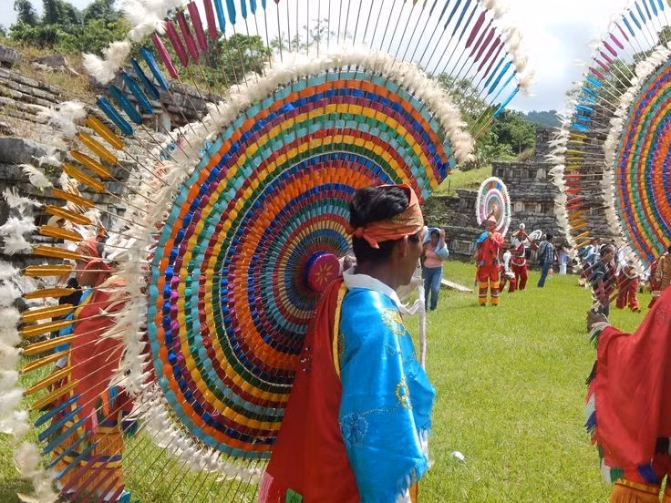 Tộc người Mixtec tồn tại đến ngày nay. Cộng đồng Mixtec hiện đại vẫn giữ nhiều truyền thống cổ xưa của tổ tiên. Ảnh: Pinterest.