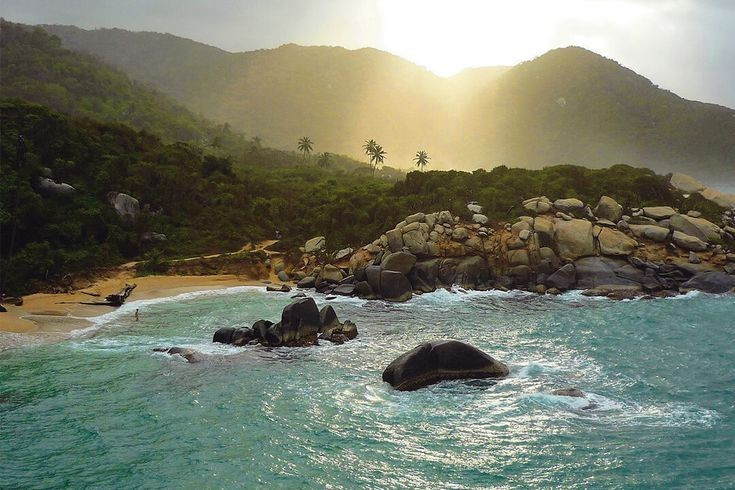 Nằm bên bờ biển Caribe. Vườn quốc gia Tayrona tọa lạc ở miền bắc Colombia, nơi núi Sierra Nevada de Santa Marta hướng thẳng ra biển. Ảnh: Pinterest.