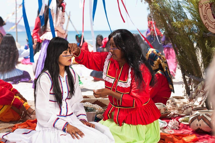 Nghệ thuật thủ công mang dấu ấn thiên nhiên. Họ nổi tiếng với các sản phẩm điêu khắc gỗ và đan giỏ từ sợi thực vật sa mạc, hoa văn phản ánh động vật, sóng biển và đời sống tinh thần. Ảnh: Pinterest.