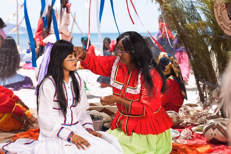 Nghệ thuật thủ công mang dấu ấn thiên nhiên. Họ nổi tiếng với các sản phẩm điêu khắc gỗ và đan giỏ từ sợi thực vật sa mạc, hoa văn phản ánh động vật, sóng biển và đời sống tinh thần. Ảnh: Pinterest.