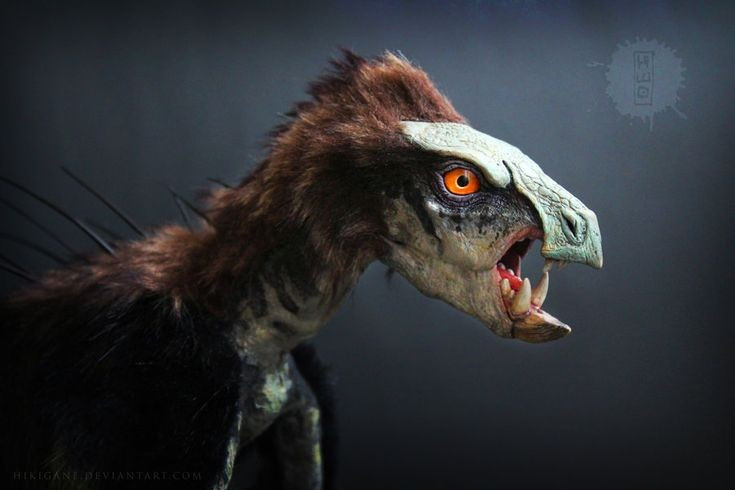 Có bộ răng khác thường so với khủng long ăn cỏ. Loài này sở hữu răng nanh cong ở phía trước hàm, gợi ý rằng ngoài thực vật, chúng có thể ăn cả côn trùng hoặc động vật nhỏ. Ảnh: Pinterest.