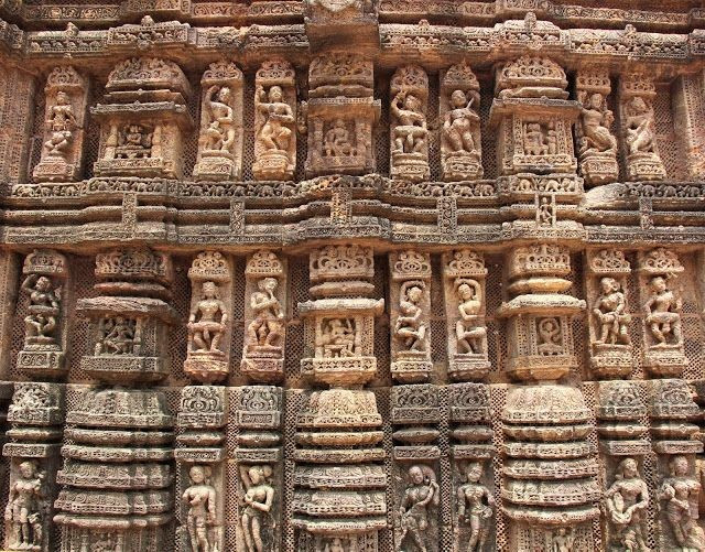 Các bức phù điêu mô tả cả thần thoại lẫn đời sống con người. Từ cảnh chiến đấu, nhạc cụ, đến những khía cạnh sinh hoạt thường nhật đều được khắc họa sống động tại ngôi đền. Ảnh: Pinterest.