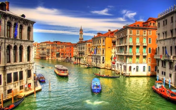 Thành phố được xây trên hơn 100 hòn đảo. Venice được hình thành từ khoảng 118 đảo nhỏ trong đầm phá Venice, nối với nhau bằng hàng trăm cây cầu. Hệ thống kênh đào đóng vai trò như các con đường của thành phố. Ảnh: Pinterest.