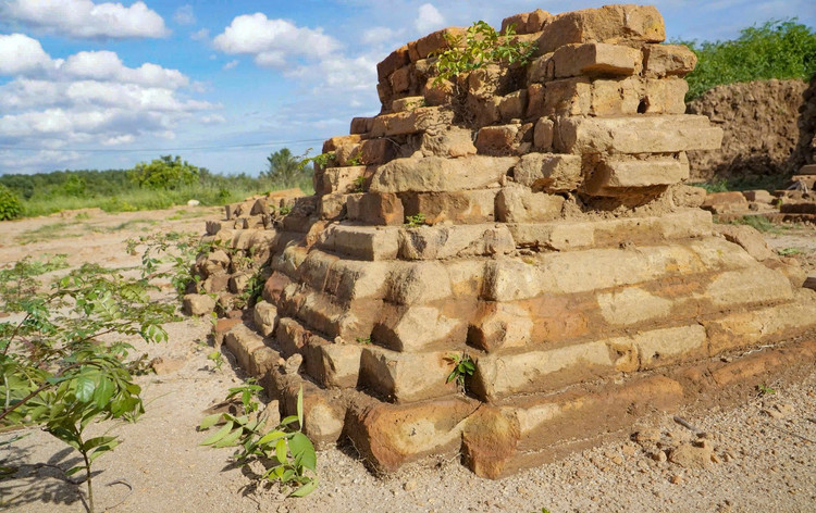 Đây từng là một quần thể kiến trúc tôn giáo Chăm Pa quy mô lớn, với kỹ thuật xây dựng tinh xảo, thể hiện qua gạch, ngói, hoa văn chạm khắc đặc trưng. Ảnh: Trương Định / Báo Tiền Phong.