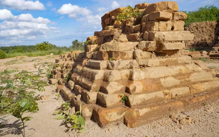 Đây từng là một quần thể kiến trúc tôn giáo Chăm Pa quy mô lớn, với kỹ thuật xây dựng tinh xảo, thể hiện qua gạch, ngói, hoa văn chạm khắc đặc trưng. Ảnh: Trương Định / Báo Tiền Phong.