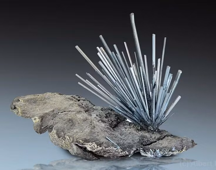 Tinh thể dạng kim dài. Stibnite thường kết tinh thành các cột dài, sắc nhọn, tạo nên những cụm tinh thể trông như bó giáo bằng kim loại. Ảnh: Pinterest.