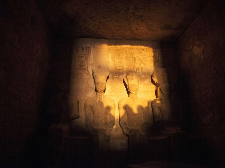 Hiện tượng ánh sáng kỳ bí. Hai lần mỗi năm, vào tháng 2 và tháng 10, ánh mặt trời chiếu thẳng vào đền, soi sáng tượng thần Amun, Ra và Ramses II. Ảnh: Pinterest.