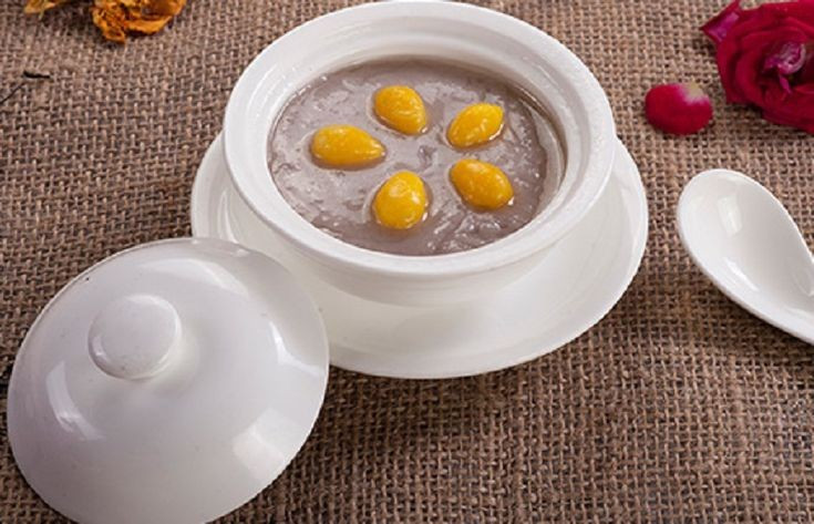 Hạt bạch quả được dùng trong ẩm thực và y học. Hạt của cây bạch quả được sử dụng trong nhiều món ăn truyền thống ở Trung Quốc, Nhật Bản và Hàn Quốc. Ngoài ra, chiết xuất từ lá bạch quả cũng được dùng trong dược liệu để nghiên cứu tác dụng hỗ trợ tuần hoàn và trí nhớ. Ảnh: Pinterest.