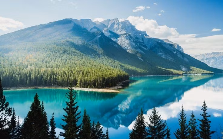 Công viên quốc gia đầu tiên của Canada. Thành lập năm 1885, Banff là công viên quốc gia đầu tiên của Canada và thứ ba trên thế giới, mở đầu cho phong trào bảo tồn thiên nhiên quy mô lớn tại Bắc Mỹ. Ảnh: Pinterest.