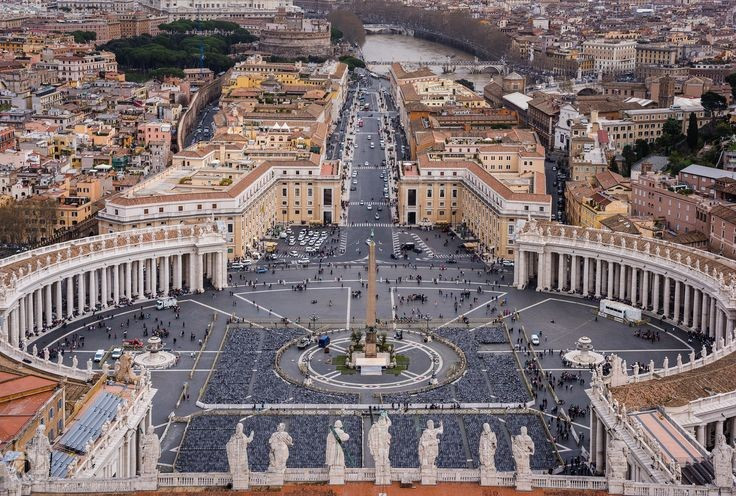 Quảng trường Thánh Phêrô tráng lệ. Quảng trường rộng lớn phía trước Vương cung Thánh đường được thiết kế bởi kiến trúc sư Gian Lorenzo Bernini vào thế kỷ 17. Hàng cột hình vòng cung ôm trọn không gian, tượng trưng cho “cánh tay” Giáo hội dang rộng đón chào tín hữu. Ảnh: Pinterest.