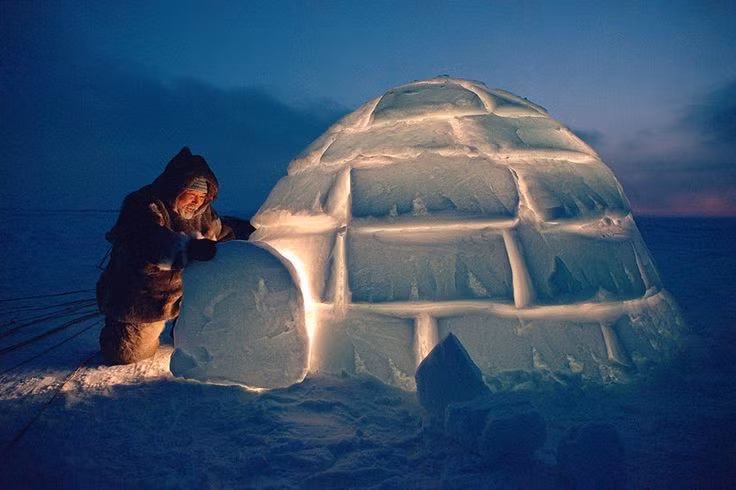 Lều tuyết igloo không phải nhà ở quanh năm. Lều tuyết igloo là một biểu tượng của văn hóa Inuit, nhưng chúng chỉ được dùng trong các chuyến săn dài ngày, không phải nhà ở thường xuyên như nhiều người nghĩ. Ảnh: Pinterest.