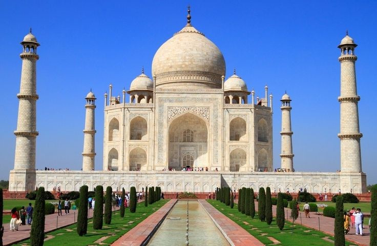 Taj Mahal là biểu tượng của tình yêu và quyền lực. Hoàng đế Shah Jahan xây Taj Mahal để tưởng nhớ hoàng hậu Mumtaz Mahal – kiệt tác vĩnh cửu của kiến trúc Mogul. Ảnh: Pinterest.